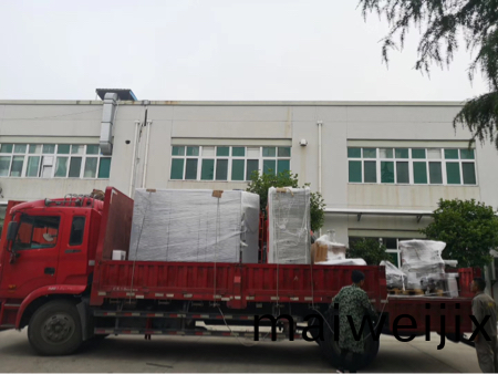 爲(wei)客戶(hu)定製(zhi)類(lei)金(jin)剛石(DLC)鍍膜(mo)機準時髮運